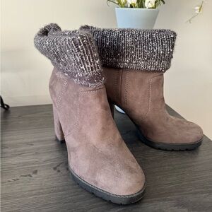 Stylish Women's Suede Ankle Boots - Gray